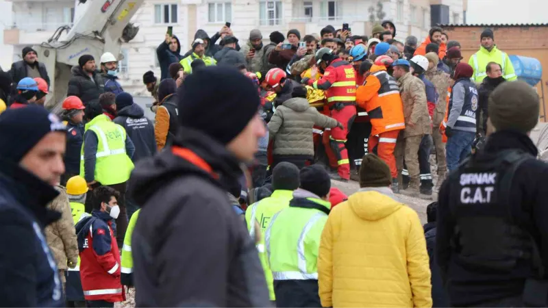 Enkazdan 106 saat sonra sağ çıkarılan Elif ilk isteği olan çantaya kavuştu