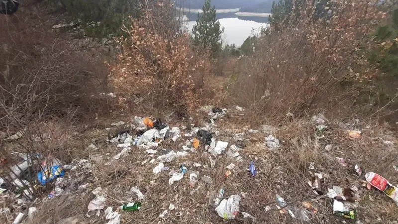 Şehre içme suyunu sağlayan Karaçomak Barajının çevresi adeta çöplüğe döndü