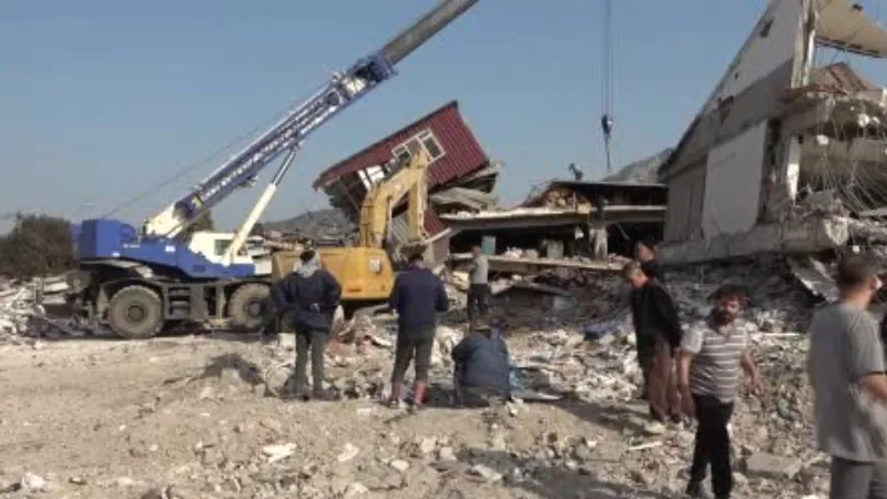 30 yıl çalıştıkları dükkanların enkaz kaldırma çalışmalarını izlediler