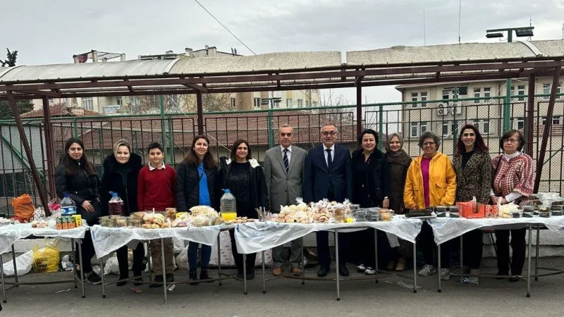 Depremzede öğrenciler için hayır çarşısı kuruldu