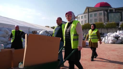 Oluşturdukları mağazacılık sistemi ile depremzedelerin ihtiyaçlarını gideriyorlar