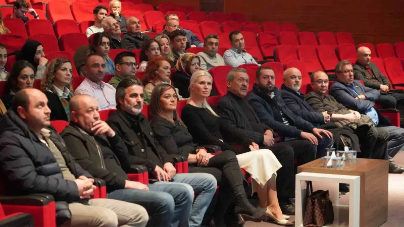 Deprem konulu konferansta koltuklar boş kaldı