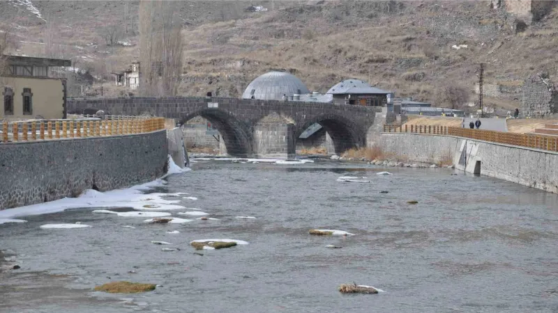 Kars Çayı’nın buzları çözülmeye başladı