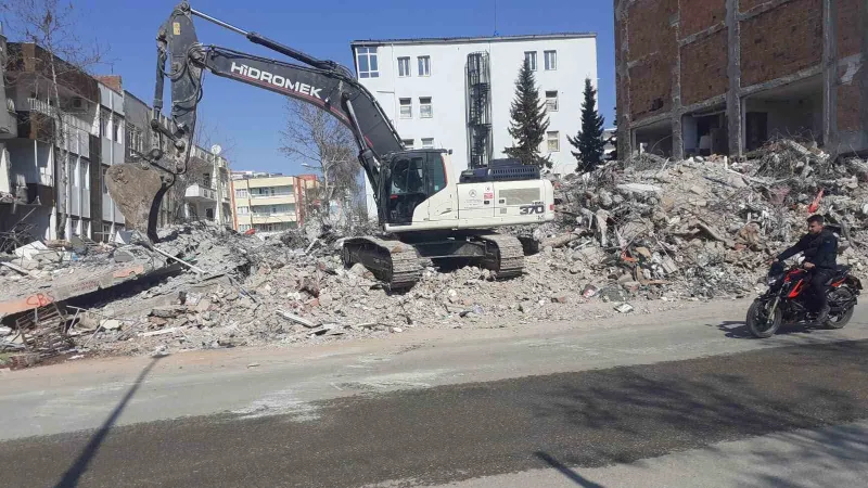 Afyonkarahisar Özel İdare ekipleri deprem bölgesinde enkaz kaldırma çalışmalarını sürdürüyor