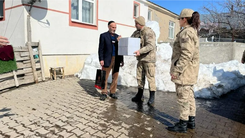 Bingöl’de jandarma ekipleri, deprem bölgesinden gelen vatandaşların taleplerini dinledi