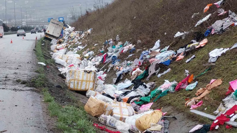 Samsun’da tır kazası: Giysiler yola saçıldı