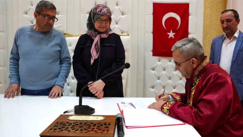 Depremzede çiftin nikahını Başkan Işık kıydı