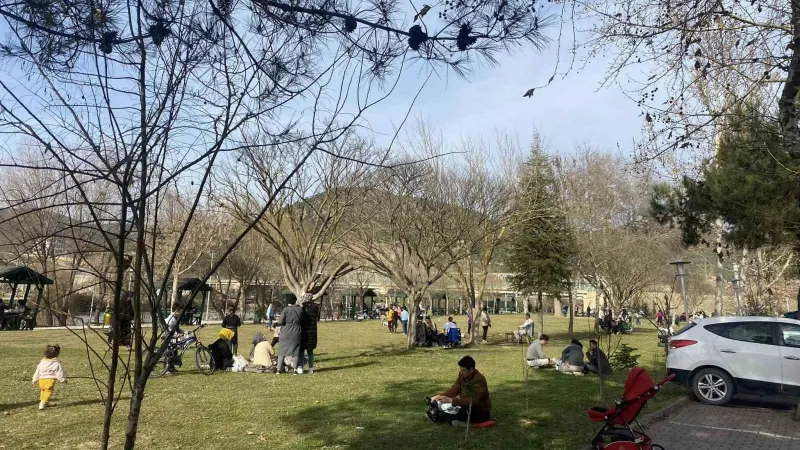 Güzel havayı gören Osmanelililer parklara akın etti