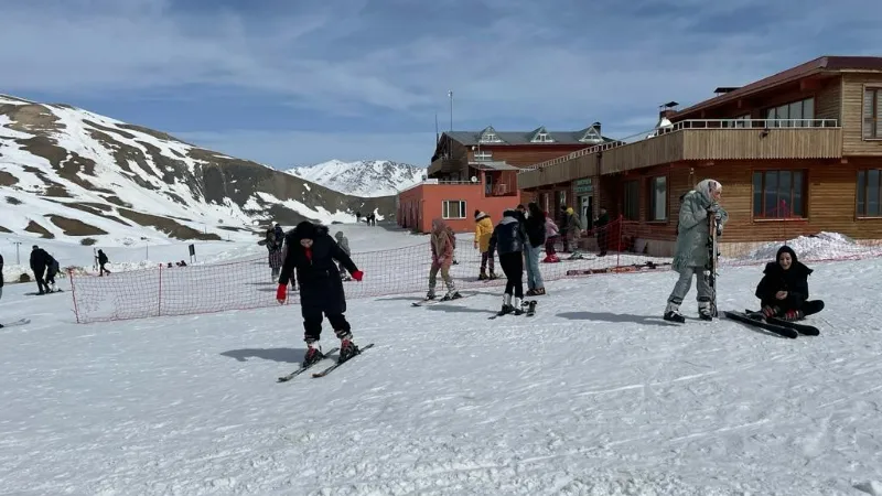 Depremzede çocukların kayak heyecanı