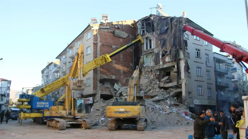Elazığ’da çöken apartmanın betonarme projesini yapan sanığa 3 yıl mesleği yapmama cezası