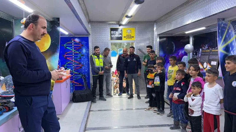 Depremzede çocuklar Konya Büyükşehir’in Bilim Tırında moral buluyor