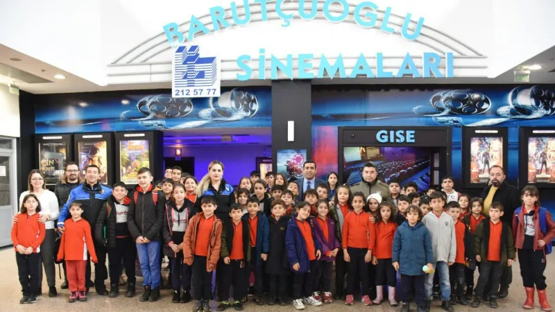 Polis ekipleri depremzede çocuklara sinema filmi izledi