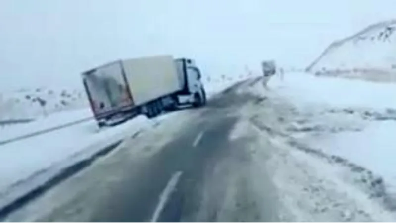 Ardahan’ın yüksek kesimlerinde kar yağışı: Tırlar yolda mahsur kaldı