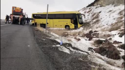 Buzlanma nedeniyle kaza yapan otobüs, dağlık alana çarparak durabildi