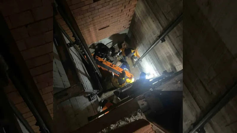 İnşaat işçisi asansör boşluğuna düştü: 1 yaralı