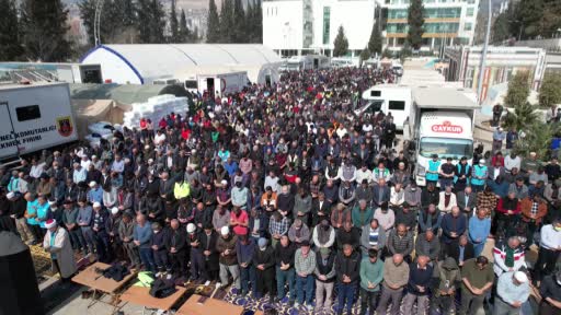 Depremin yıktığı Kahramanmaraş’taki 4’üncü cuma namazı havadan görüntülendi