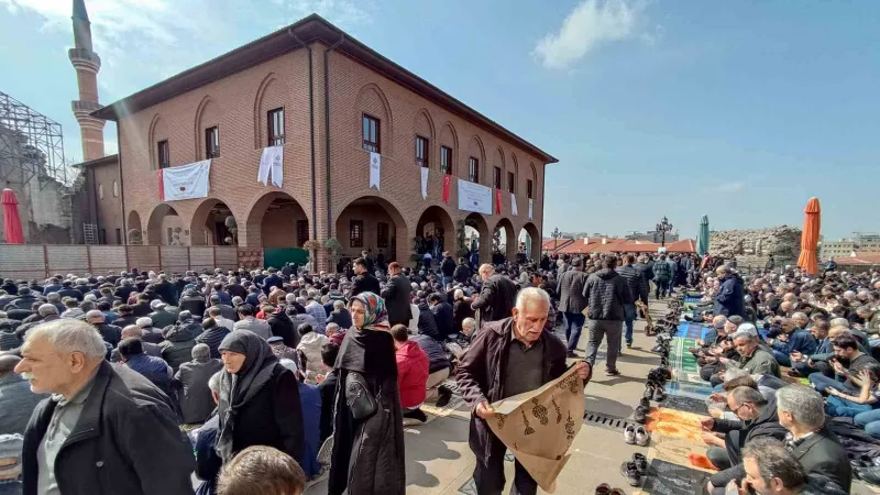 Hacı Bayram Veli Camii’nde binlerce vatandaş, depremde vefat edenlere dua etti