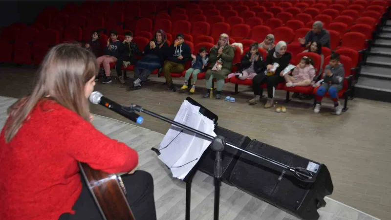 Koçarlı Belediyesi depremzede çocuklara moral oluyor