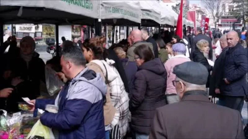 Depremzedeler yararına yardım kampanyası düzenlendi, vatandaşlar akın etti