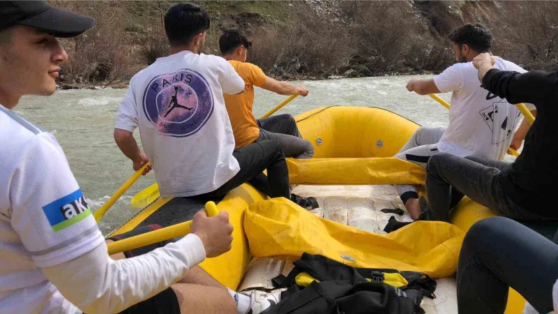 Şırnak’ta raftingciler kadınlar için kürek çekti