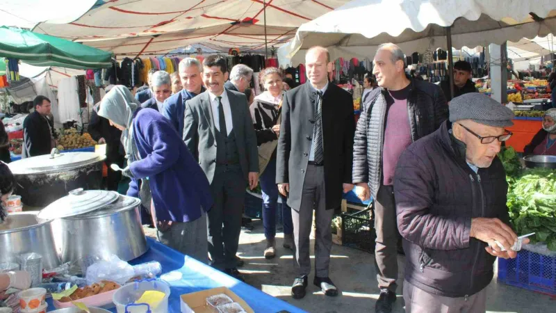 Köyceğiz’de depremzedeler yararına pazarda satış gerçekleştirildi