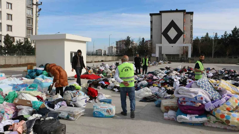 Enkaz eşyaları arasında yakınlarının hatıralarını arayan vatandaş,bulduğu 150 bin değerindeki ziyneti teslim etti