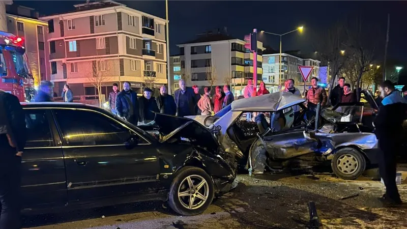 Hurdaya dönen Tofaş’ın içindeki 4 kişi yaralandı, diğer aracın sürücüsü kaza yerinden kaçtı