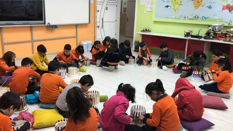 İlkokul öğrenciler depremzede çocuklar için ördükleri atkıları Karaman’a gönderdi