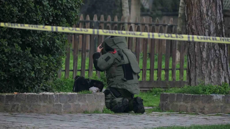 Manisa’da şüpheli valizden sucuk ve kıyafet çıktı