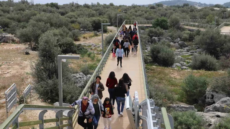 Depremzede kadınlar Mersin’in tarihi ve kültürel yerlerini gezdi