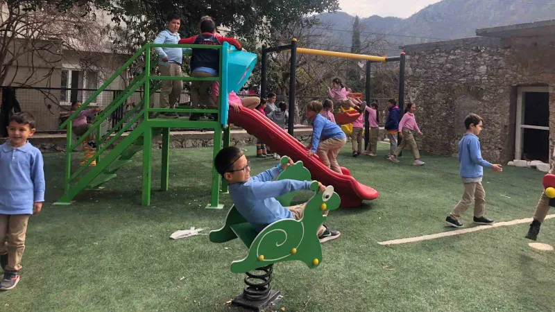 Marmaris Belediyesi okul bahçelerine çocuk parkı yapımını sürdürüyor