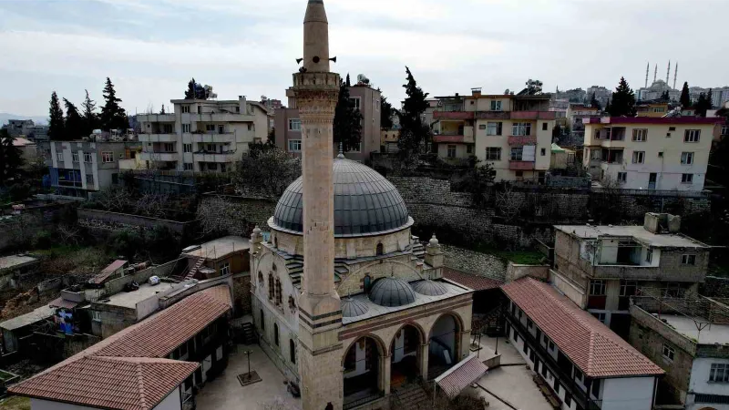 Depremden önce turist akınına uğruyordu, şimdilerde yanından korkarak geçiliyor