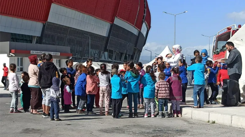 Gezici kütüphane aracı oyun ve etkinlik alanlarıyla deprem bölgesinde