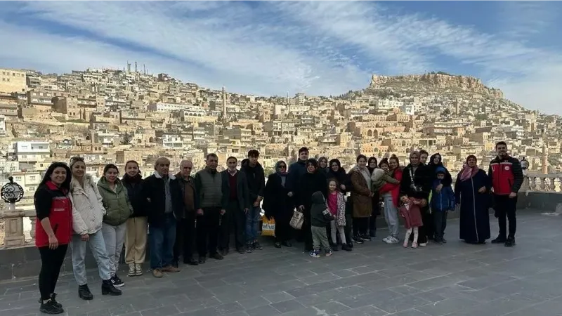 Depremzede aileler, öğrenciler rehberliğinde Mardin’i gezdi