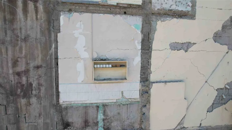 Yıkılan binadan dikkat çeken görüntü: Raftaki fincanlar olduğu gibi kaldı