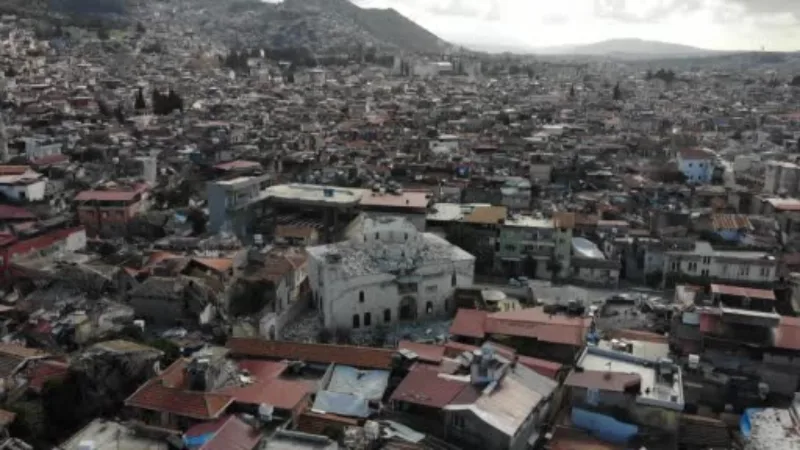 Depremde enkaz altında kalan tarihi eserleri titizlikle inceliyorlar