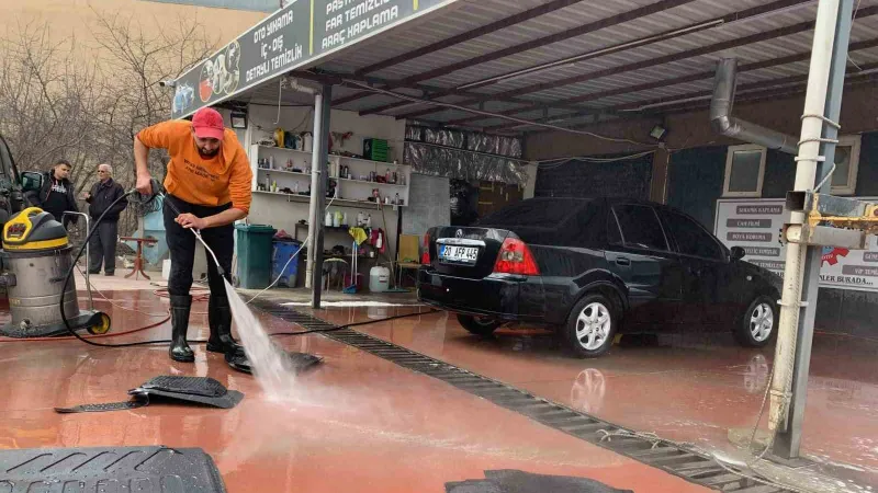 Araçlardaki depremin tozlu izlerini ücretsiz temizliyor