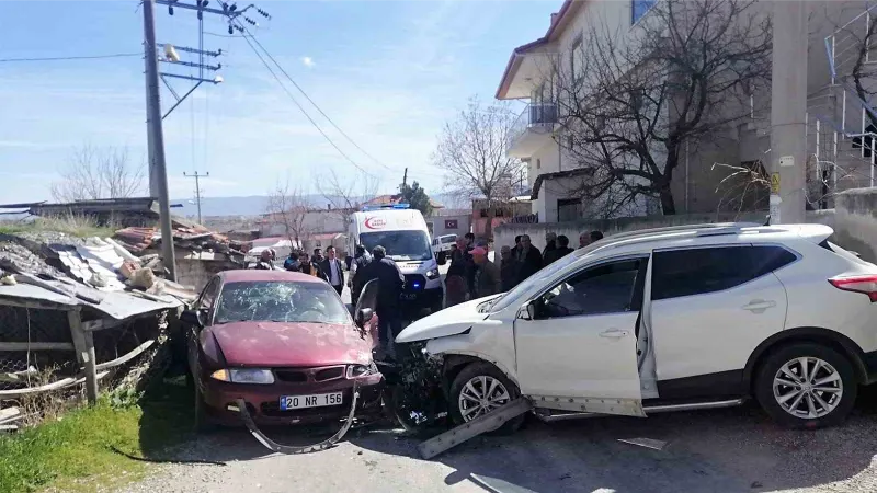 İki aracın kafa kafaya çarpıştığı kazada 2 kişi yaralandı