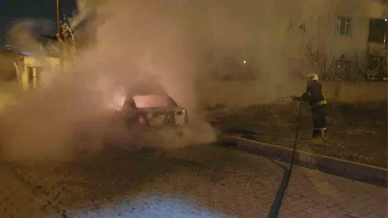 Park halindeki otomobil alevler içinde yandı