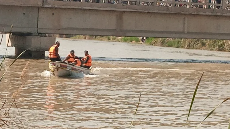 Pakistan’da traktör römorku su kanalına uçtu: 6 ölü