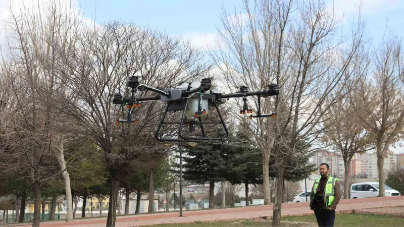 Kayseri Büyükşehir’den drone ile park ilaçlama hizmeti