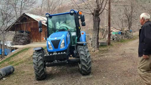 Her yıl yenisini aldığı traktörünü tarla için değil gezmek için kullanıyor