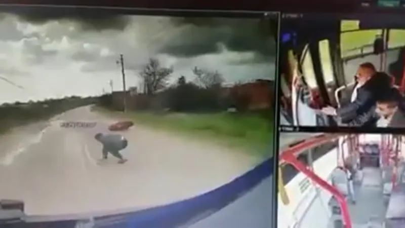 Savrulan motosikletin sürücüsünü ezilmekten otobüs şoförü kurtardı: o anlar kamerada