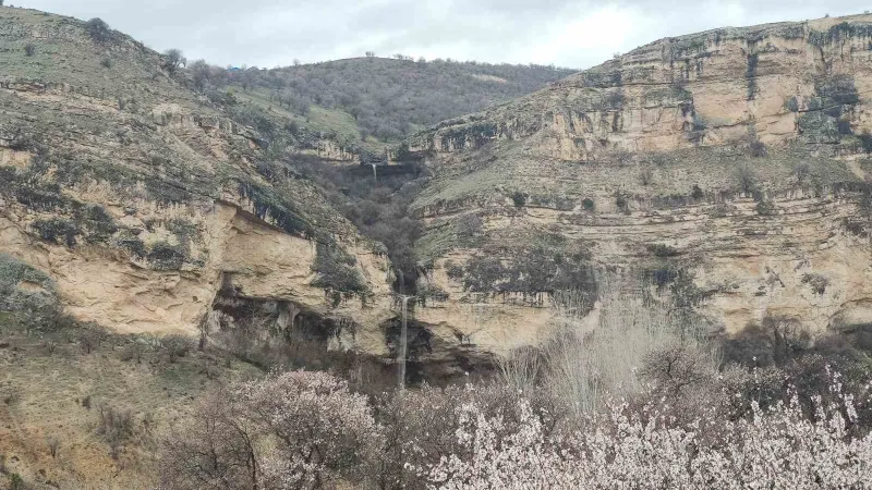 Tunceli’de bereketi simgeleyen Kişnikar şelalesi akmaya başladı