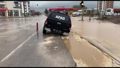 Adıyaman’da sel suları cadde ve sokakları göle çevirdi