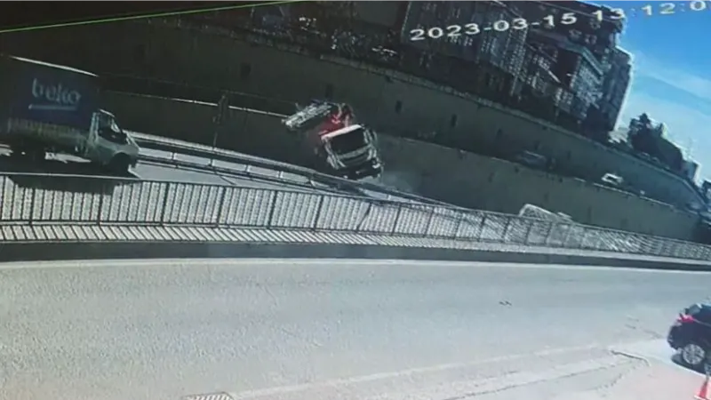 Çekmeköy’de çöp kamyonu devrildi: 2 yaralı