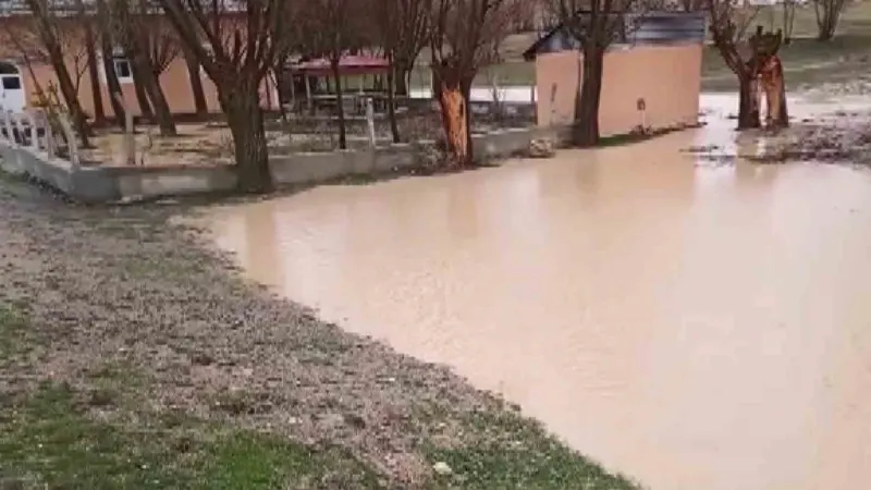 Sivas’ta tarım arazileri ve bahçeler sular altında kaldı