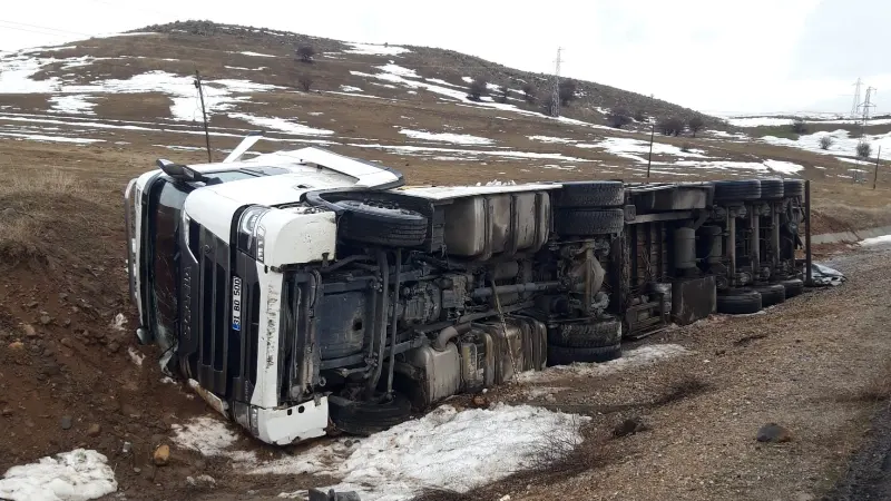 Bingöl’de tır devrildi: 1 yaralı