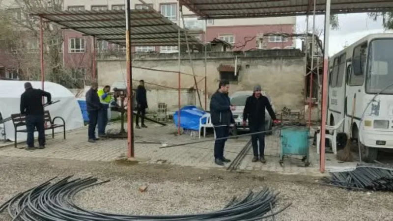 Deprem bölgesinde başkan ve ekibi kendi çadırlarını üretti