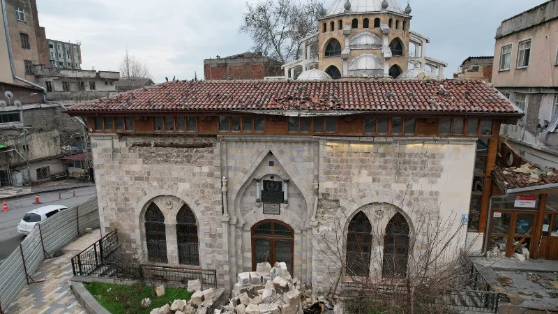 319 yıllık caminin vefalı kuşları camiyi terk etmiyor
